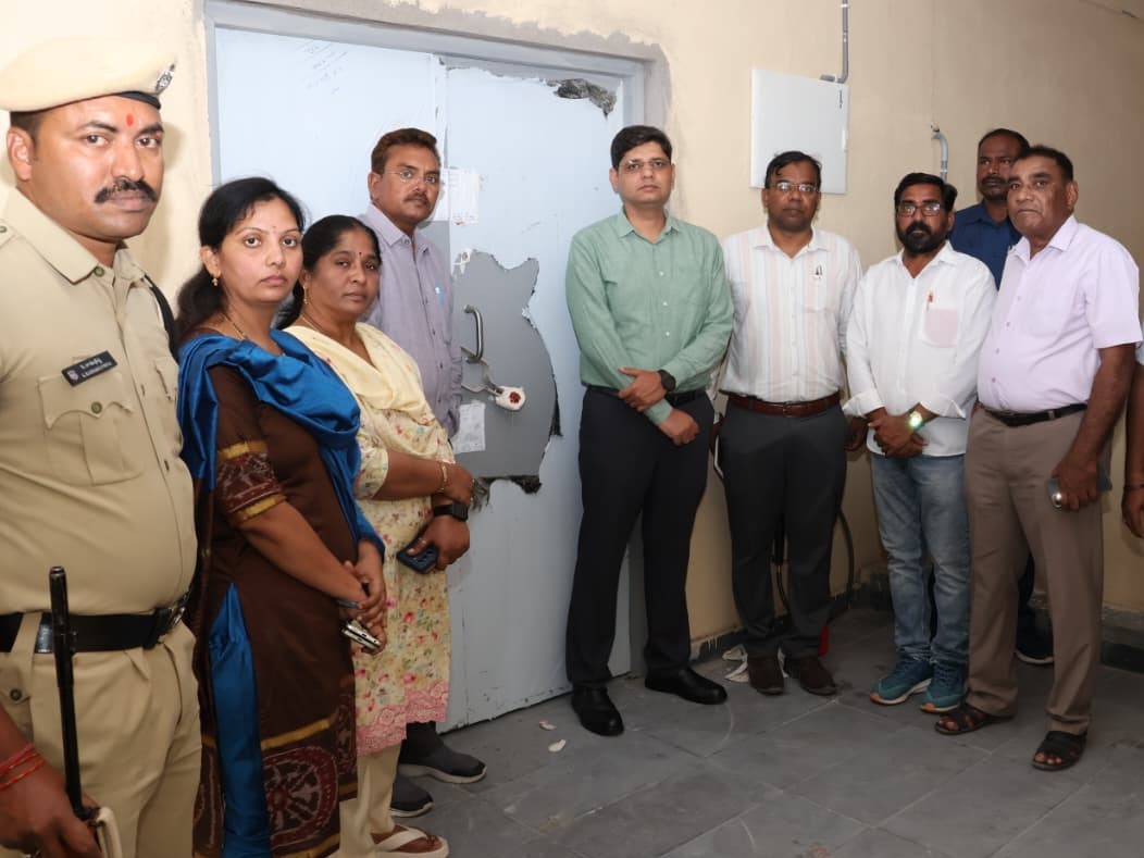 ఈవీఎం కేంద్రాలను తనిఖీ చేసిన కలెక్టర్