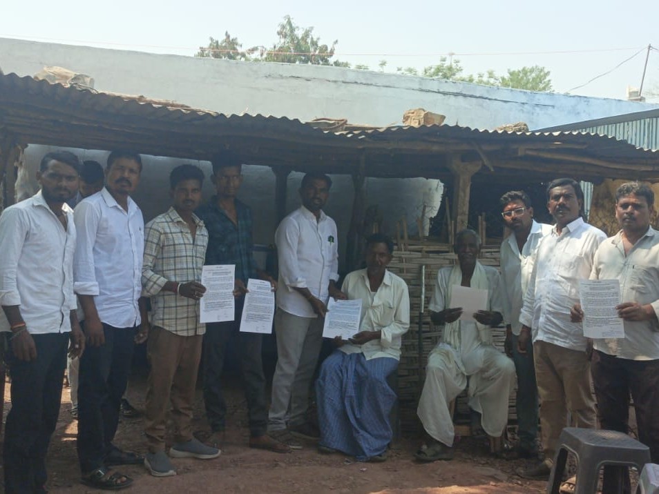 బీజేపీ నాయకుల సంతకాల సేకరణ