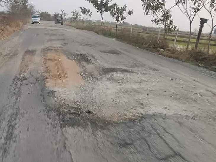 గుంతలమయంగా మక్తల్–చిట్యాల రహదారి