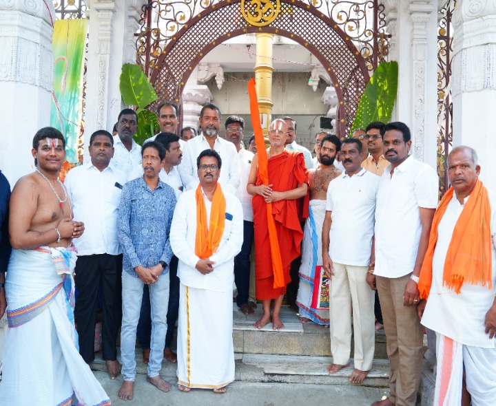 మిర్యాలగూడలో జీయర్ స్వామి, ఎమ్మెల్యే భిక్షాటన