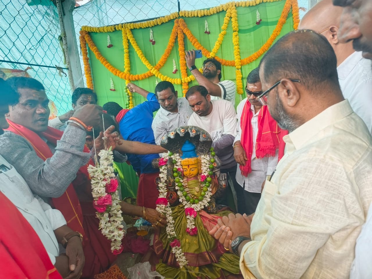 రేణుక ఎల్లమ్మ తల్లిని దర్శించుకున్న ఎమ్మెల్యే