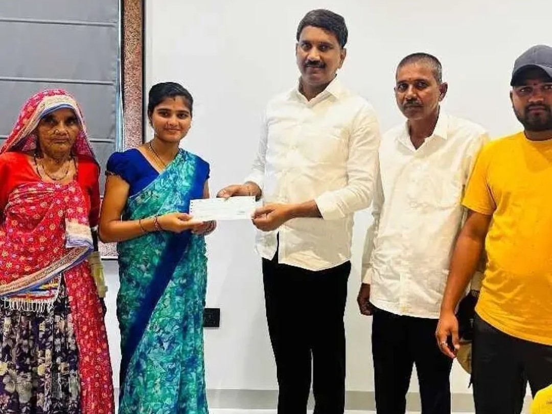 కళ్యాణ లక్ష్మి చెక్కును అందజేసిన డిప్యూటీ మేయర్