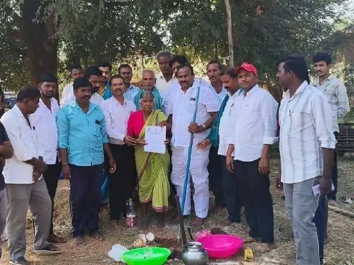 ఇందిరమ్మ ఇళ్లకు భూమిపూజ చేసిన ఏఎంసీ ఛైర్మన్