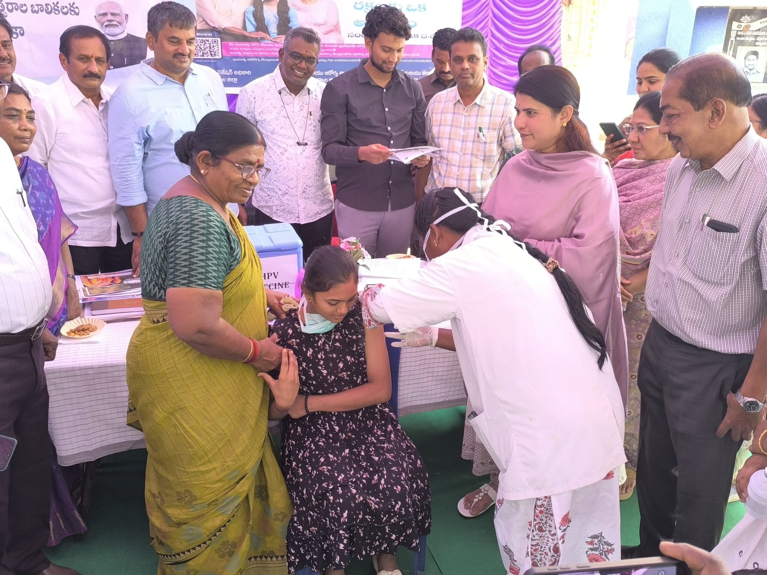 గర్భాశయ క్యాన్సర్ నివారణకు టీకాలు: కలెక్టర్