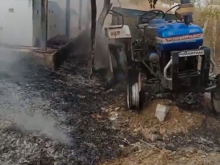 గ్రామ పంచాయతీ ట్రాక్టర్‌కు నిప్పు