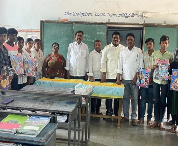 విద్యార్థులకు పరీక్ష సామాగ్రి వితరణ