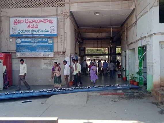 తప్పిన ప్రమాదం.. ఆర్టీసీ బస్టాండ్‌లో కూలిన హోర్డింగ్