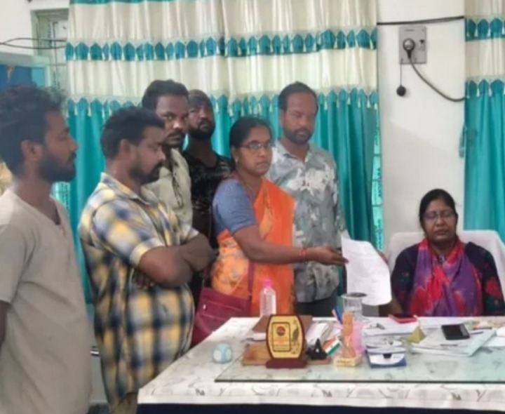 ‘పారిశుద్ధ్య కార్మికుల జీతాలను  తక్షణమే చెల్లించాలి’