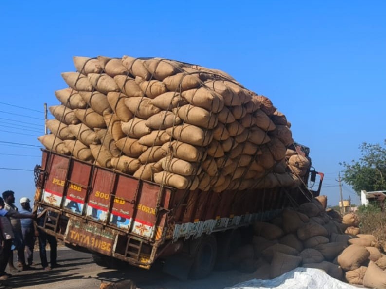 వడ్ల లారీకి తృటిలో తప్పిన ప్రమాదం