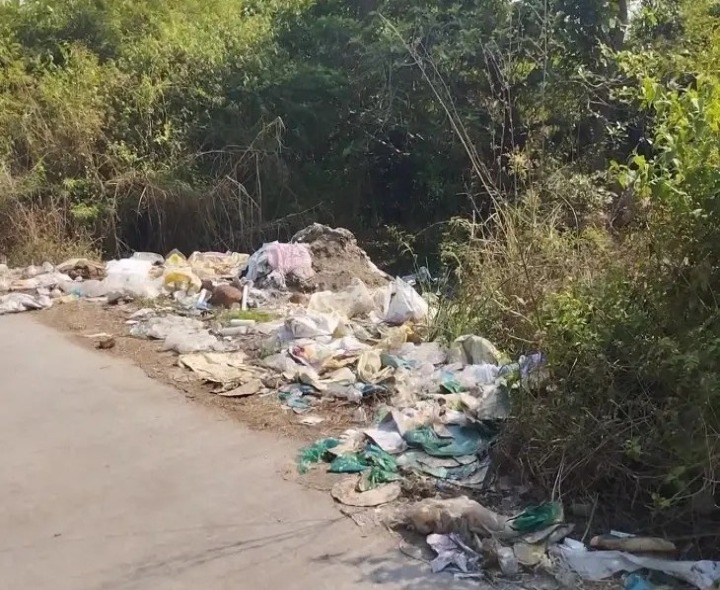 లింగంపేట రైల్వే స్టేషన్ దారిలో దుర్గంధం