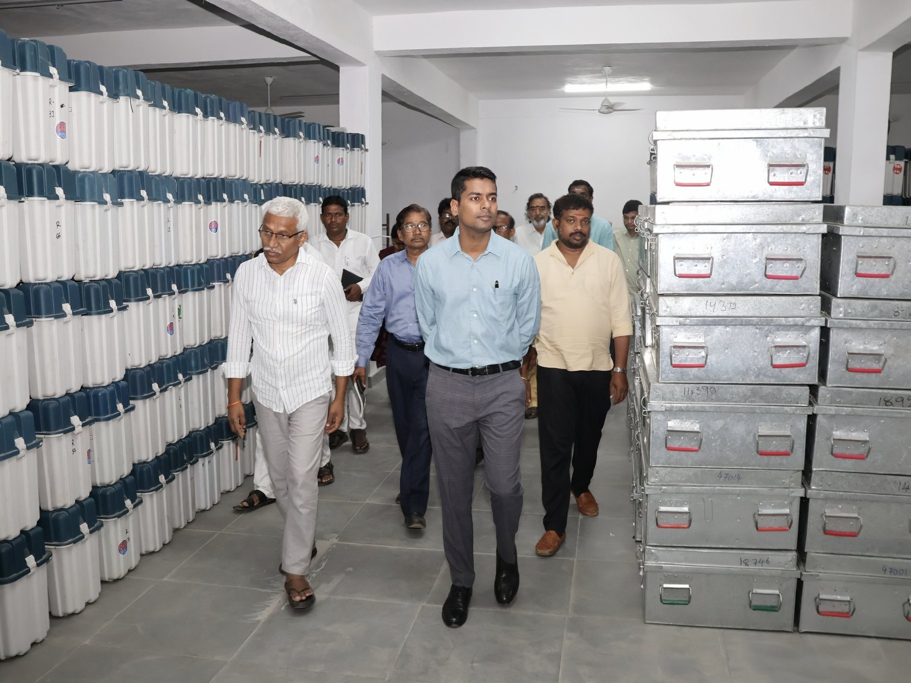 EVM గోడౌన్‌ను తనిఖీ చేసిన కలెక్టర్ అనుదీప్