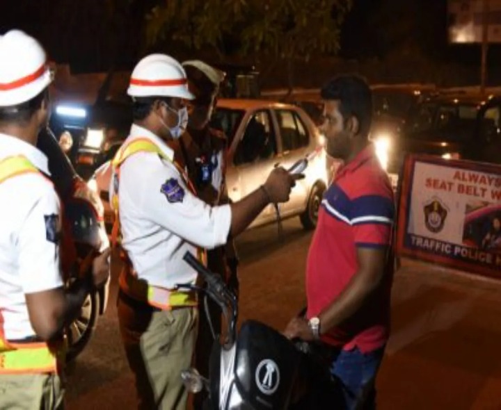 డ్రంకెన్ డ్రైవ్: నలుగురికి జరిమానా.. ఒకరికి జైలు శిక్ష