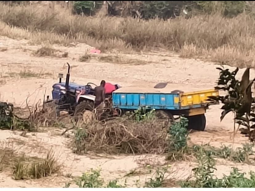 అకేరు వాగులో అక్రమ ఇసుక దందా