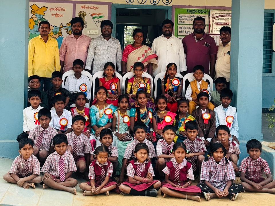 తోటి విద్యార్థులకు పాఠాలు బోధించిన చిన్నారులు