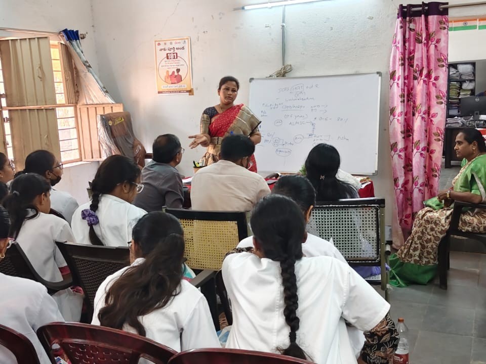 అంగన్వాడీ కేంద్రాన్ని సందర్శించిన వైద్య విద్యార్థులు