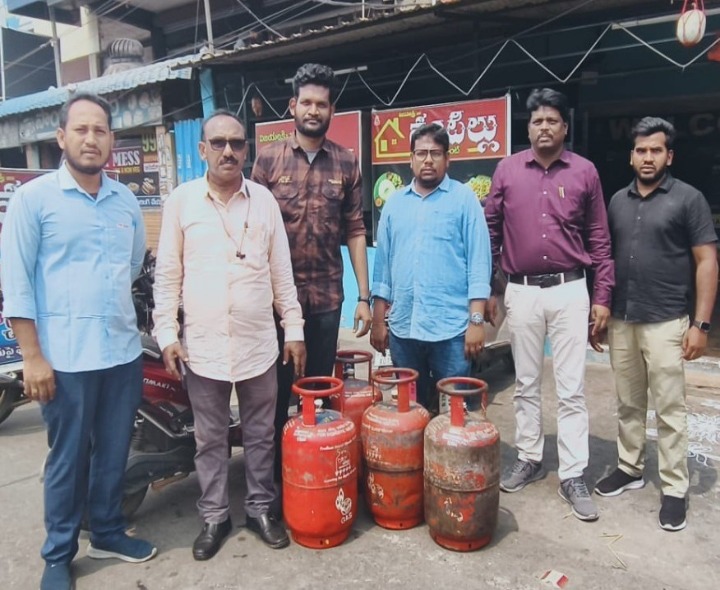 హోటళ్ల పై పౌర సరఫరాల శాఖ అధికారుల దాడులు