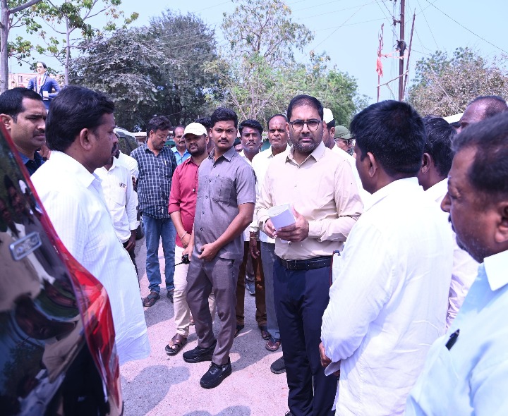 పారిశుద్ధ్య పనులు పరిశీలించిన కలెక్టర్