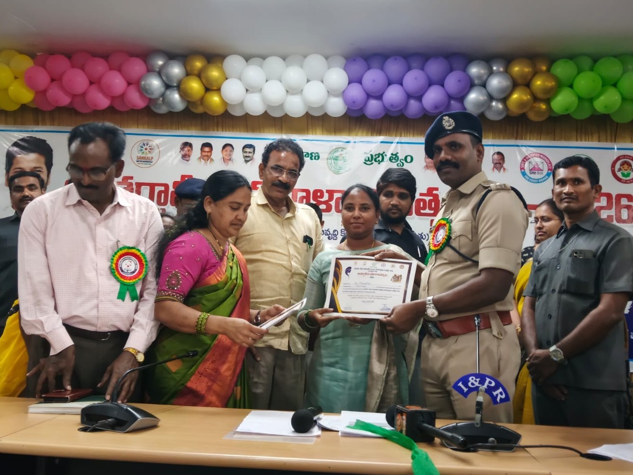 డాక్టర్‌ మమతకు జిల్లా ఎస్పీ చేతుల మీదుగా అవార్డు ప్రదానం