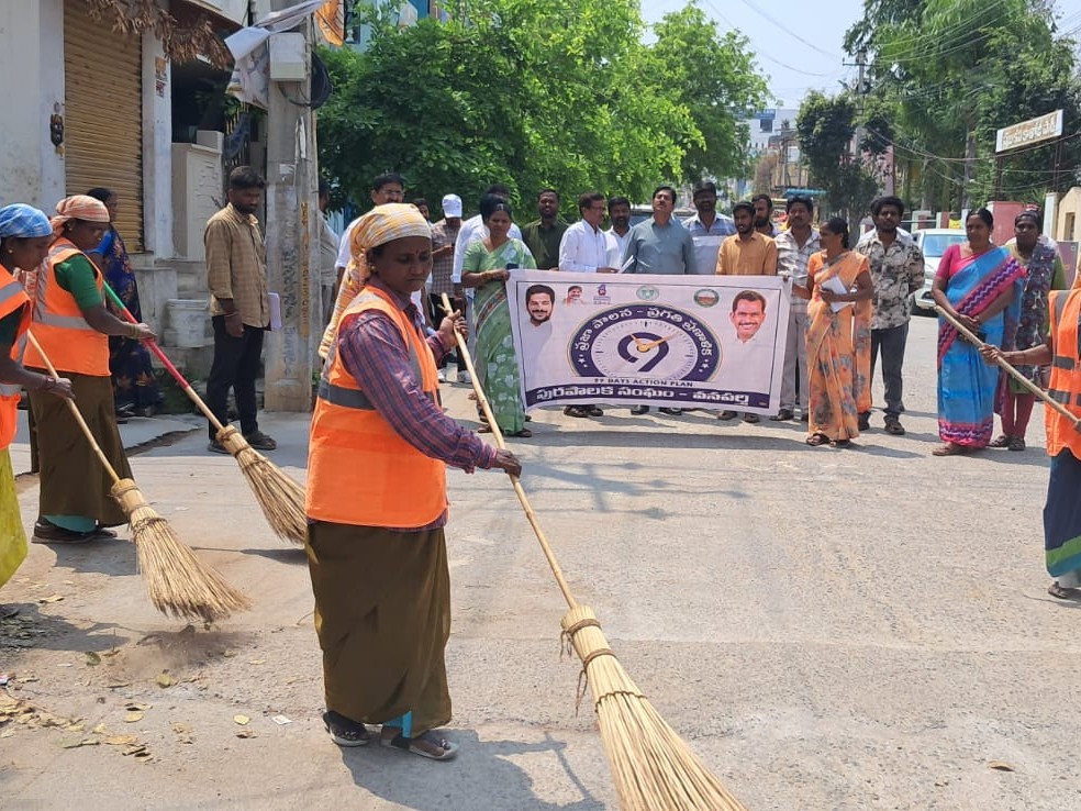 12, 22వ వార్డులో విస్తృత పరిశుభ్రత కార్యక్రమం: మున్సిపల్ కమిషనర్