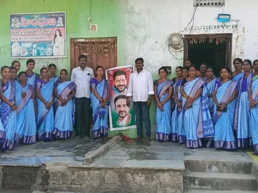 సీఎం, ఎమ్మెల్యే చిత్రపటాలకు పాలాభిషేకం