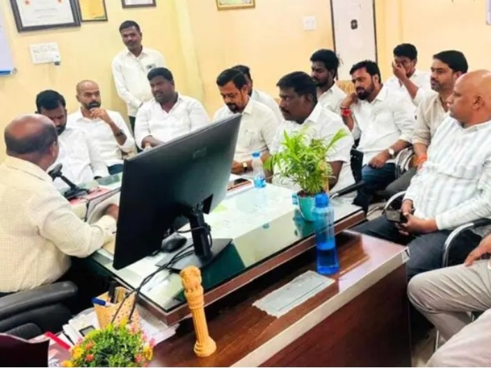 మున్సిపల్ కమిషనర్‌పై బీజేపీ కౌన్సిలర్ల ఫైర్.!