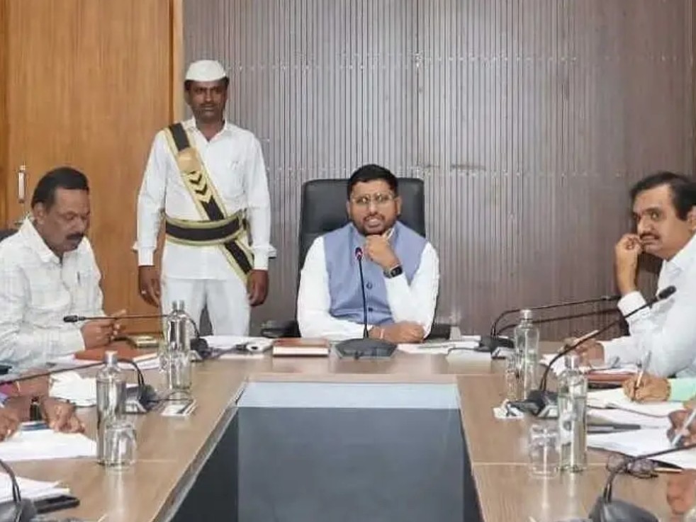 ఓటరు దరఖాస్తులను వెంటనే పరిష్కరించాలి: కలెక్టర్