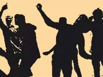 విద్యార్థుల గొడవ.. అధ్యాపకులకు గాయాలు