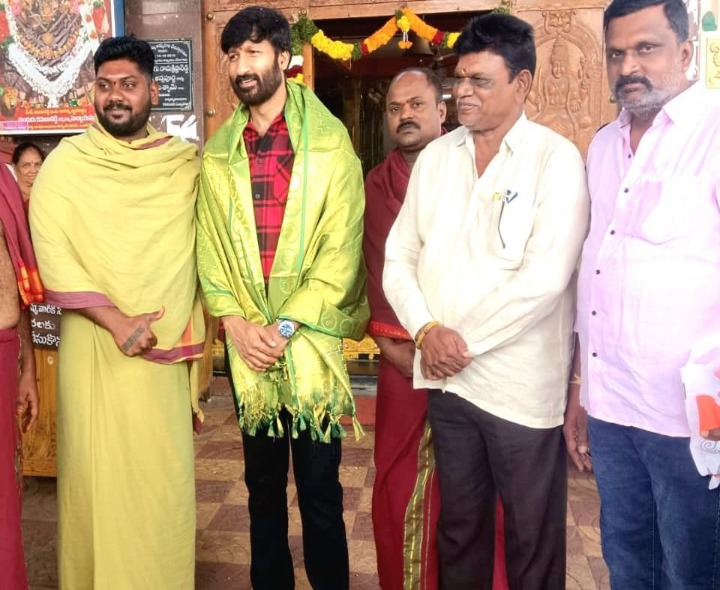 వల్లూరమ్మ తల్లిని దర్శించుకున్న సినీ హీరో