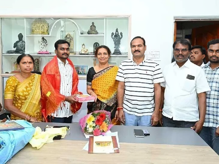 హరికృష్ణను అభినందించిన ఎమ్మెల్యే దంపతులు