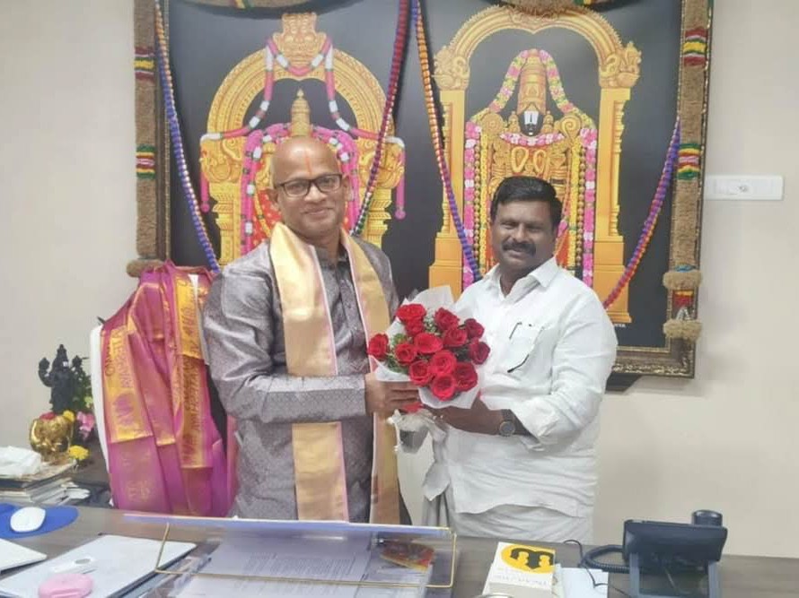 టీటీడీ అడిషనల్ ఈవోను కలిసిన జిల్లా టీడీపీ అధ్యక్షుడు