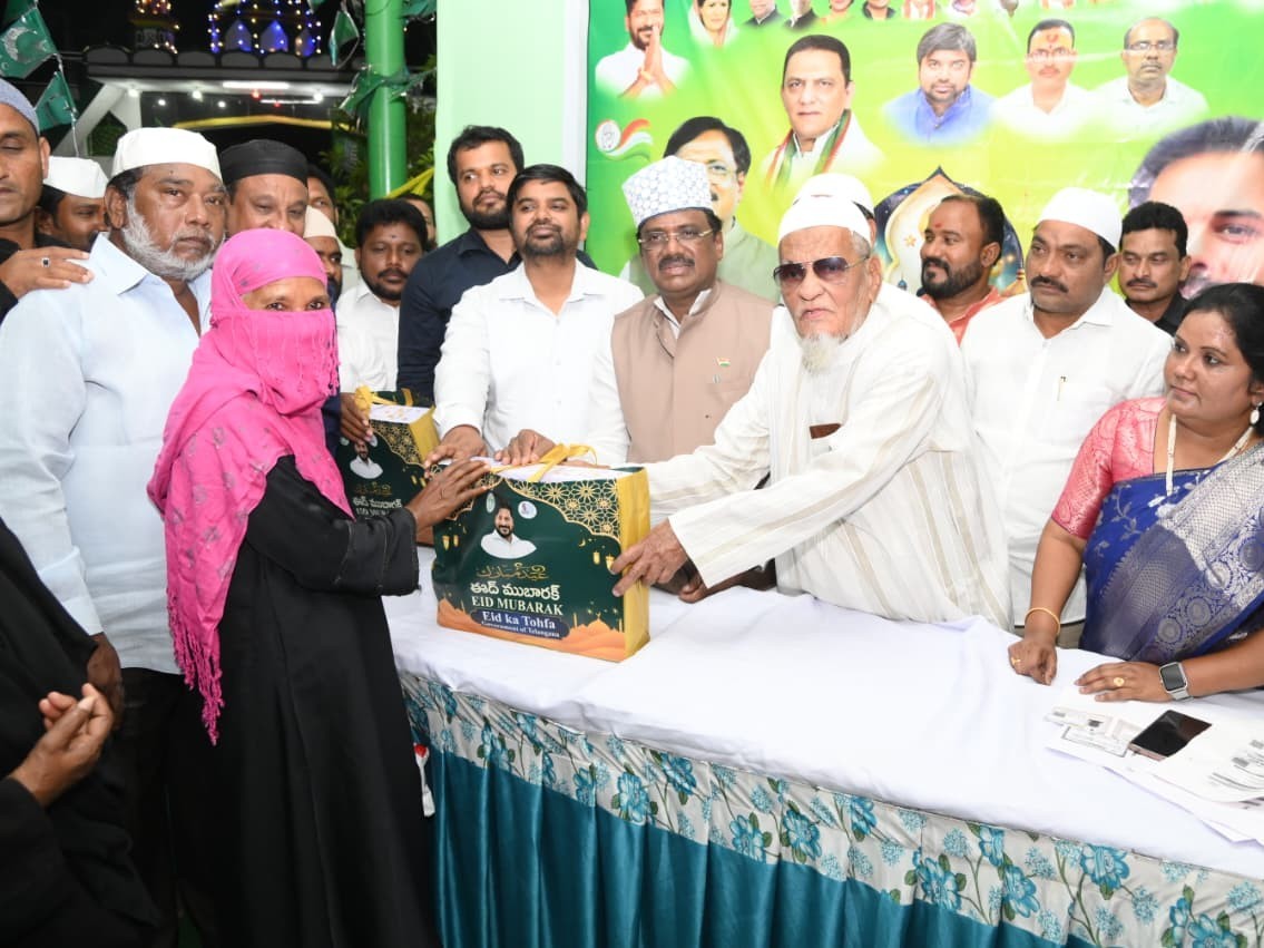 నిరుపేద ముస్లింలకు రంజాన్ తోఫా అందజేసిన మంత్రి