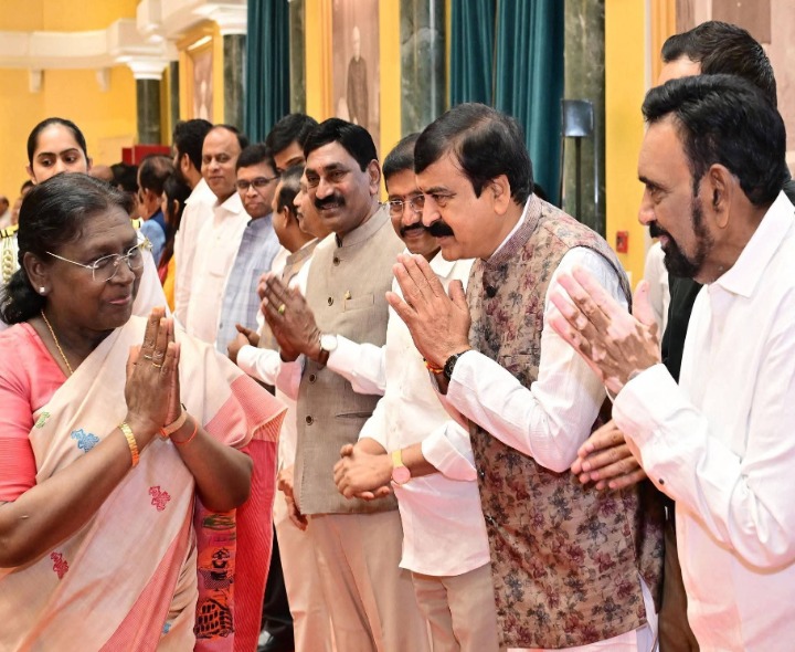 రాష్ట్రపతి ముర్ముతో ఎంపీ అంబికా