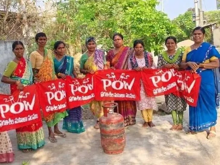 పెంచిన గ్యాస్ ధరలను తగ్గించాలని మహిళల నిరసన