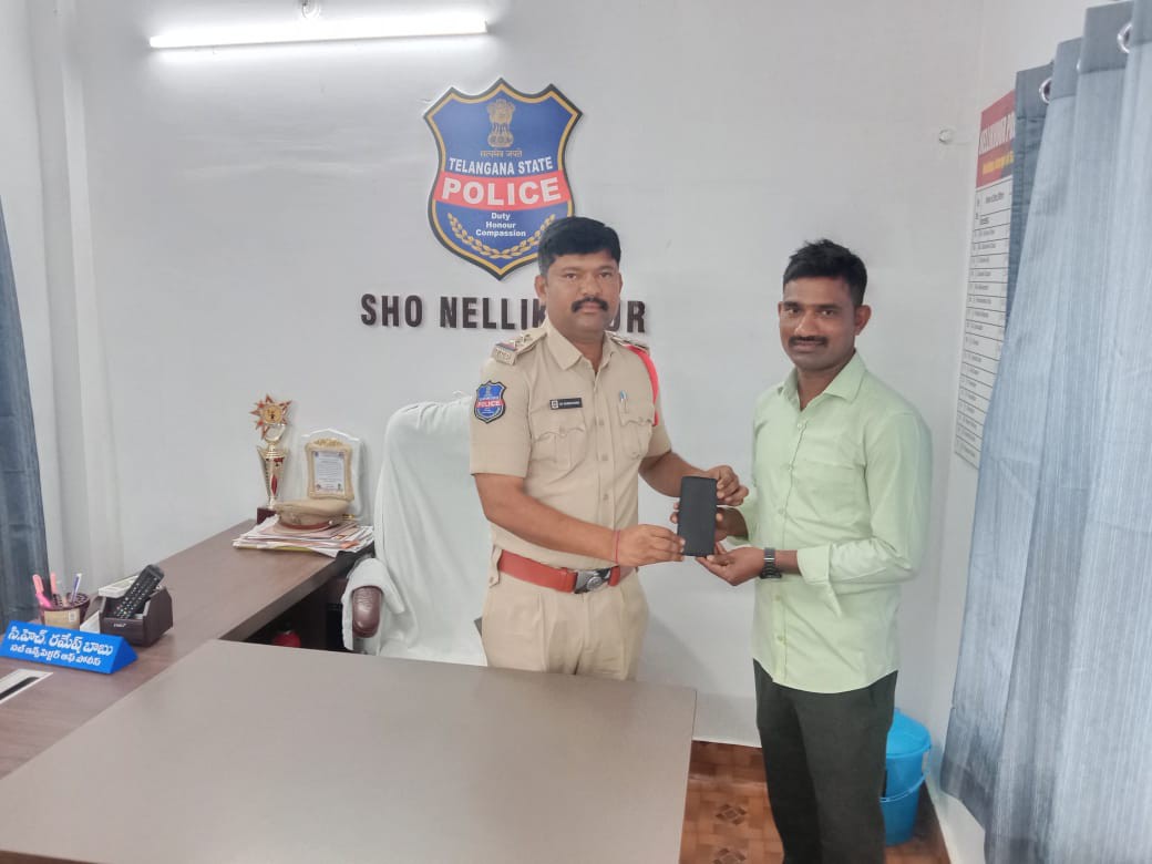 బాధితుడికి సెల్ ఫోన్ అప్పగించిన నెల్లికుదురు ఎస్సై