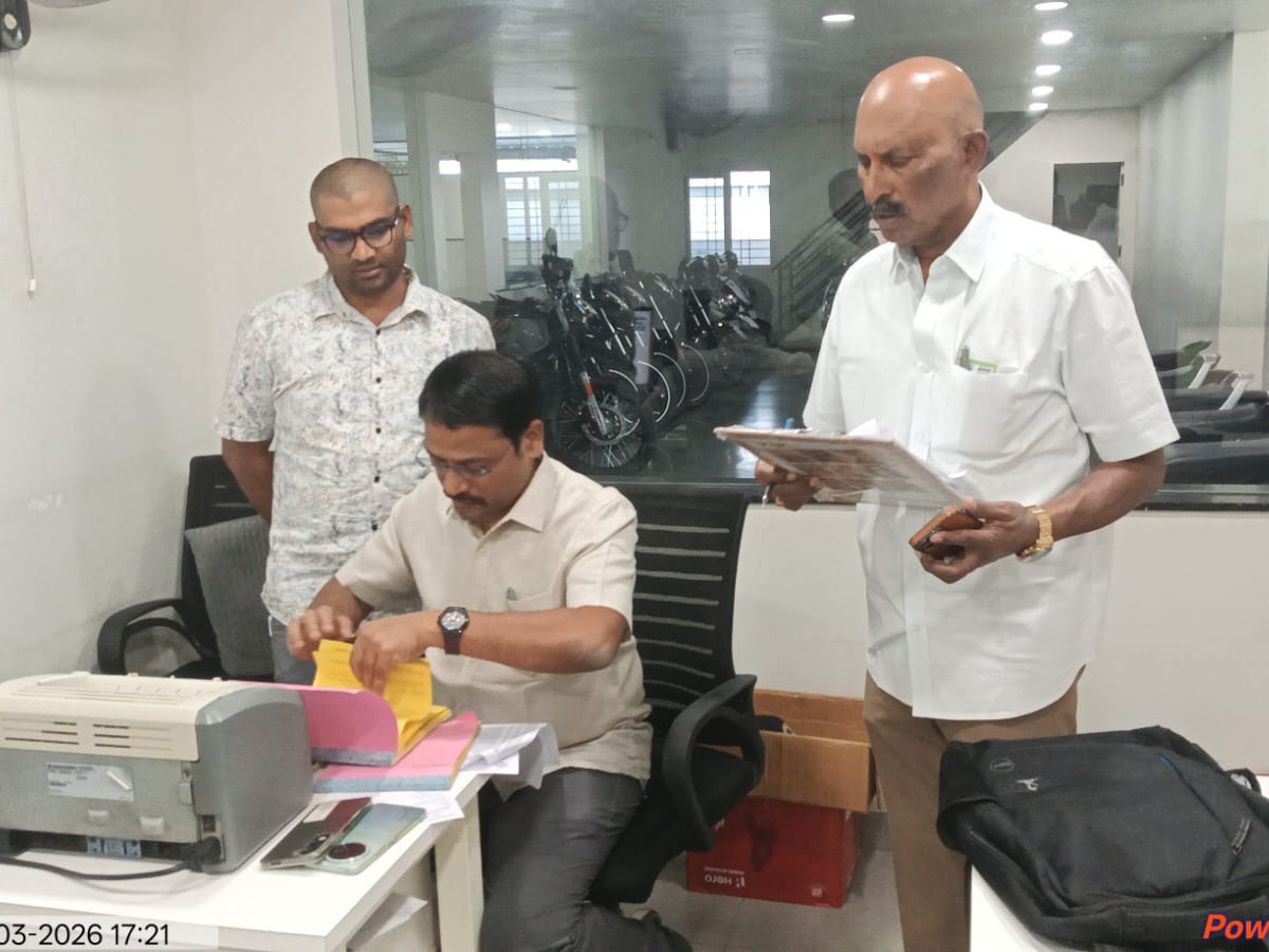 అనంతలో షోరూంలపై రవాణాశాఖ అధికారుల దాడులు