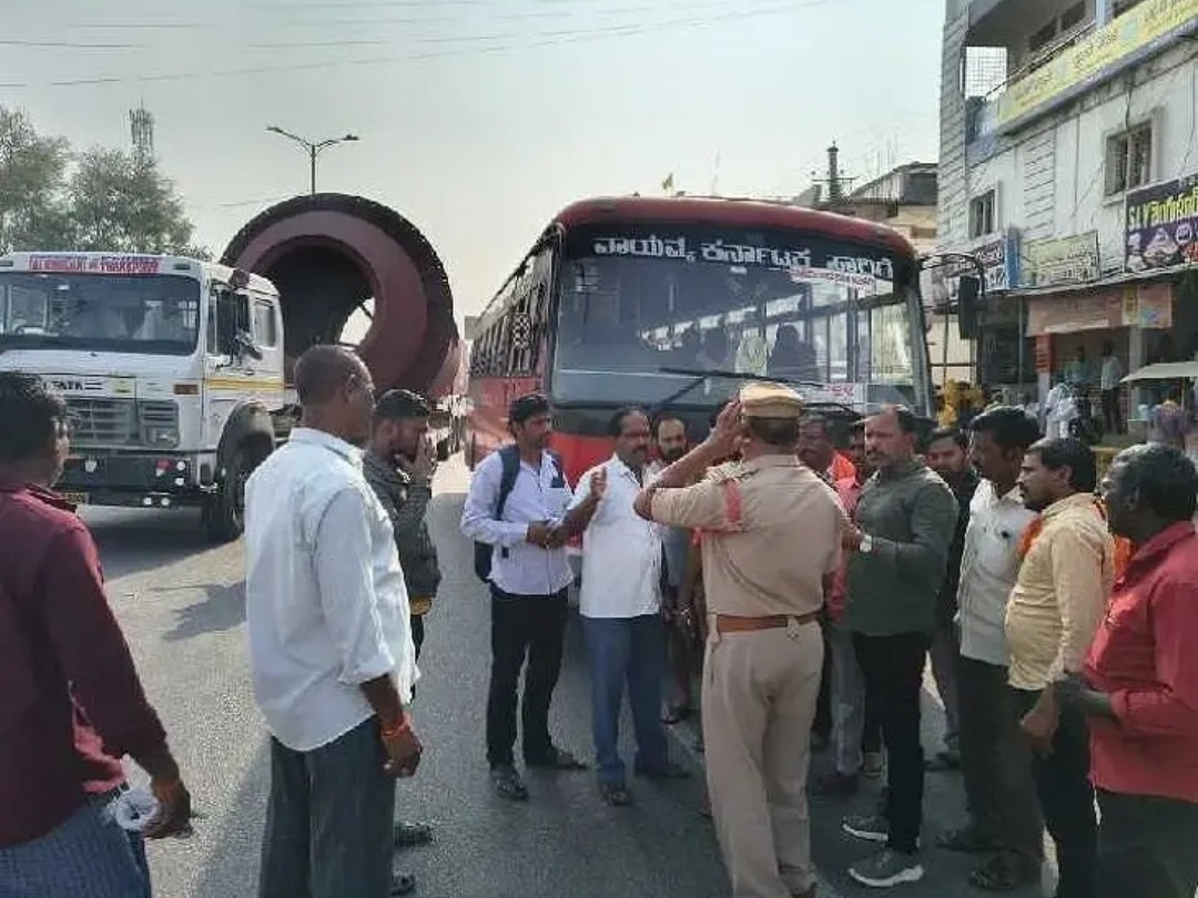 వాహనాల దారి మళ్లింపు.. ప్రయాణికుల అవస్థలు