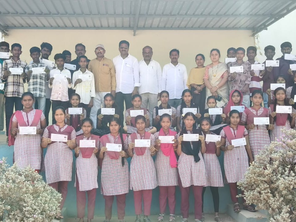 పదో తరగతి విద్యార్థులకు హాల్ టికెట్లు పంపిణీ