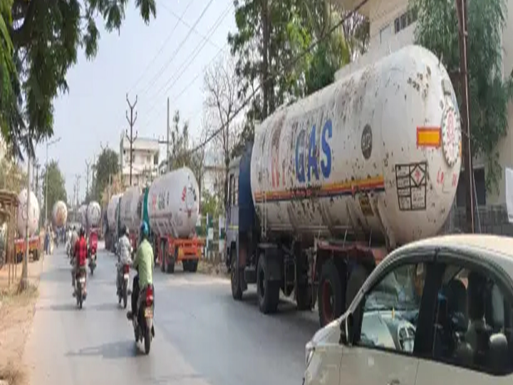 చర్లపల్లిలో నిలిచిపోయిన ఇంధన వాహనాలు