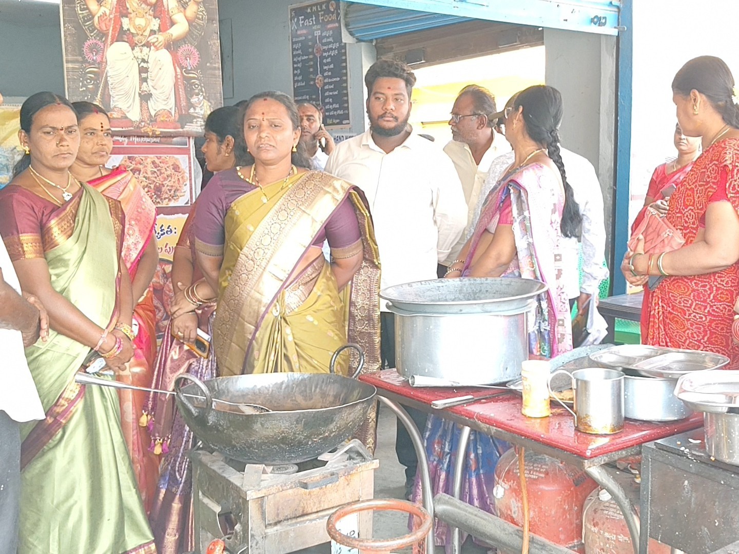 పలు హోటల్స్‌ను తనిఖీ చేసిన మున్సిపల్ పాలకవర్గం