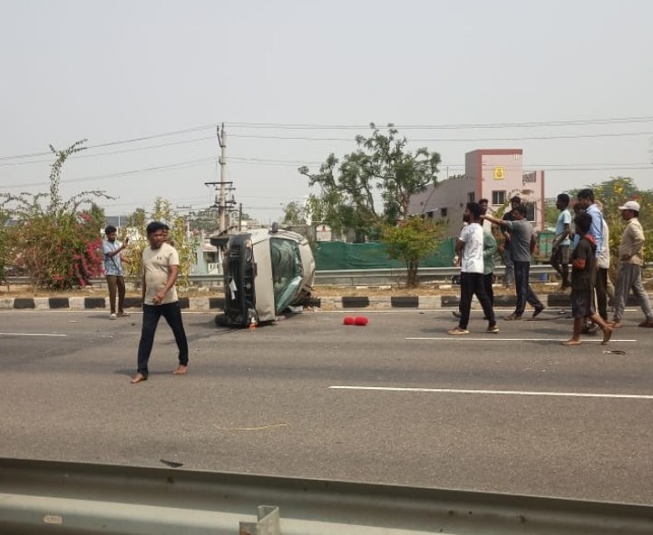 ఆగి ఉన్న కారును ఢీకొన్న లారీ.. తప్పిన ప్రమాదం