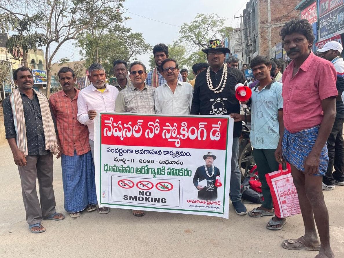 ధూమపానం ఆరోగ్యానికి  హానికరం అంటూ వేషధారణతో ప్రచారం
