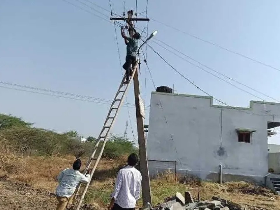 వెలిగిన వీధి దీపాలు.. కౌన్సిలర్‌కు కృతజ్ఞతలు