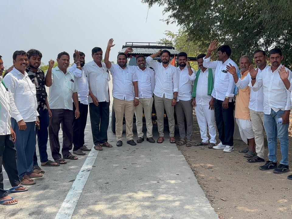 ఆదివాసి సమావేశానికి తరలి వెళ్లిన పాలకుర్తి నేతలు