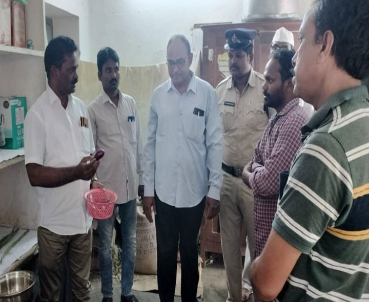 బాలుర వసతి గృహాన్ని తనికి నిర్వహించిన అధికారి