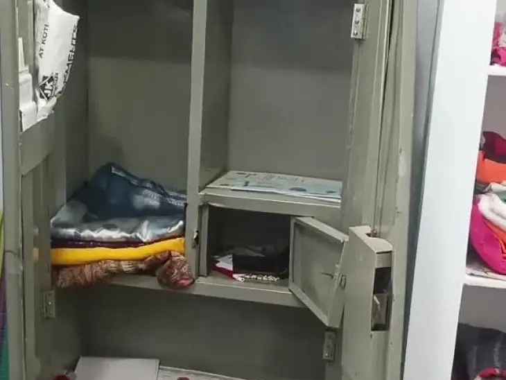 దొంగలు బీభత్సం.. బంగారం మాయం