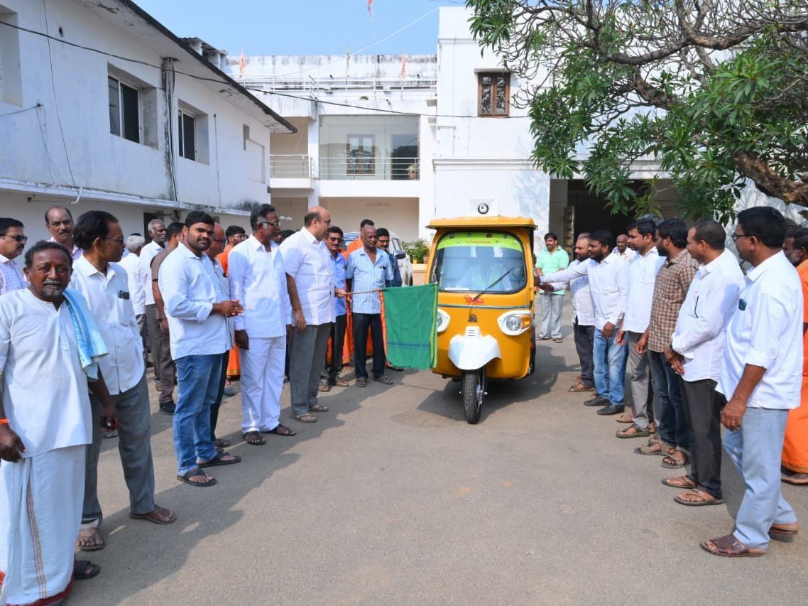 బ్యాటరీ ఆటోను ప్రారంభించిన ఎమ్మెల్యే