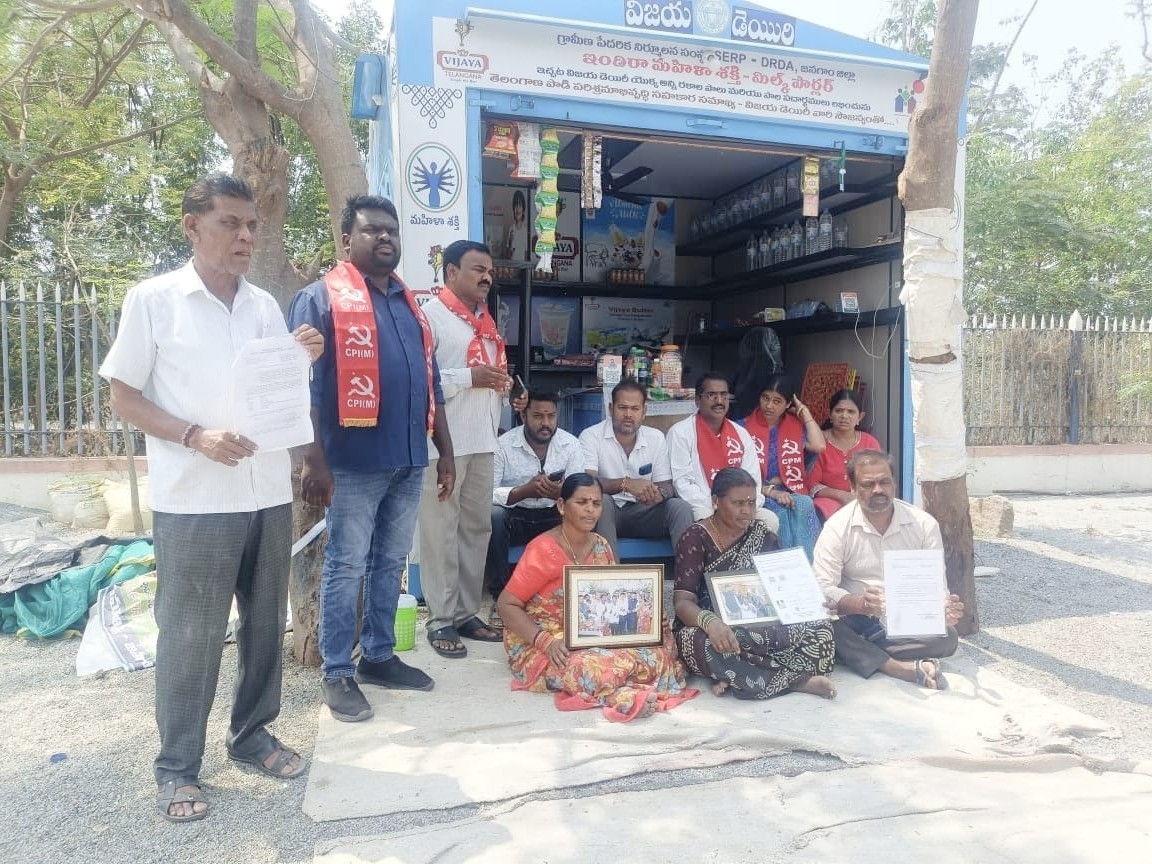 కంటైనర్ టీ స్టాళ్లను తొలగించొద్దని నిరసన