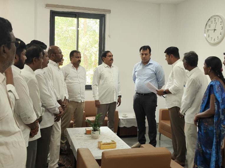 జనగామ కలెక్టర్‌తో సమావేశమైన మాజీ మంత్రి