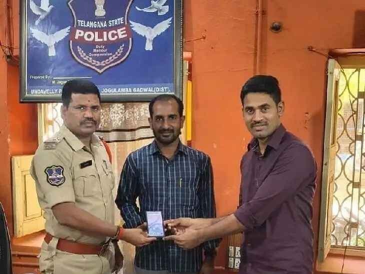 పోగొట్టుకున్న మొబైల్ రికవరీ చేసిన పోలీసులు