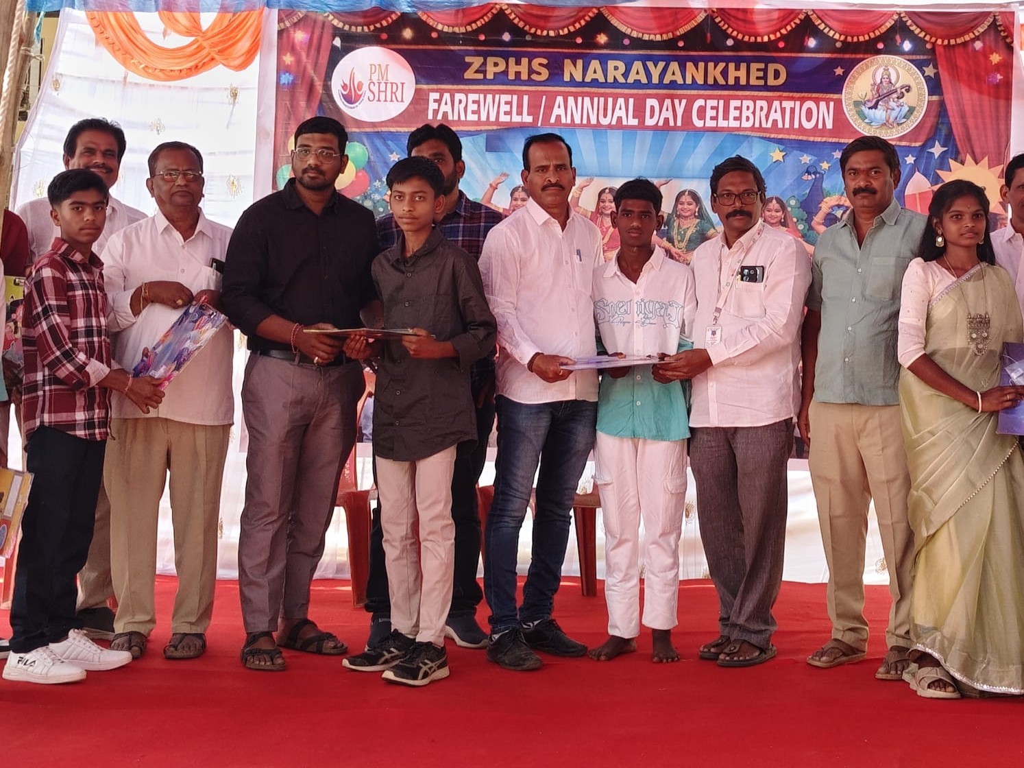 ‘పాఠశాలలో వసతులకు దాతల సాకారం అవసరం’